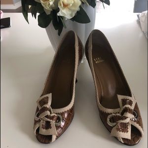 Stuart Weitzman brownheels size4 (leather& fabric)